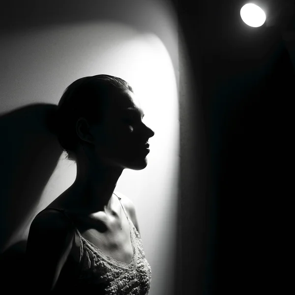 Žena v záři reflektorů — Stock fotografie