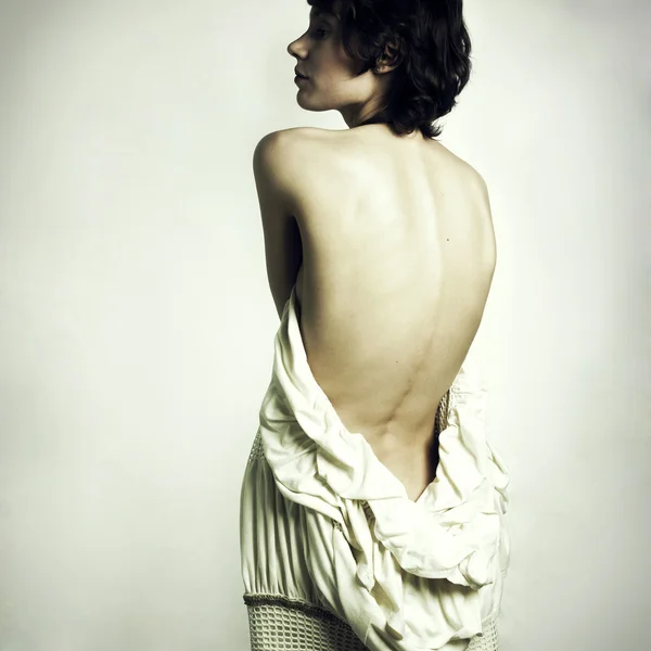 エレガントな服を脱ぎながら女性 — ストック写真