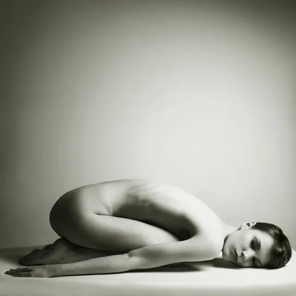 躺在床上裸体性感女人 — 图库照片