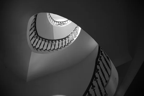 Escalera clásica redonda en el interior — Foto de Stock