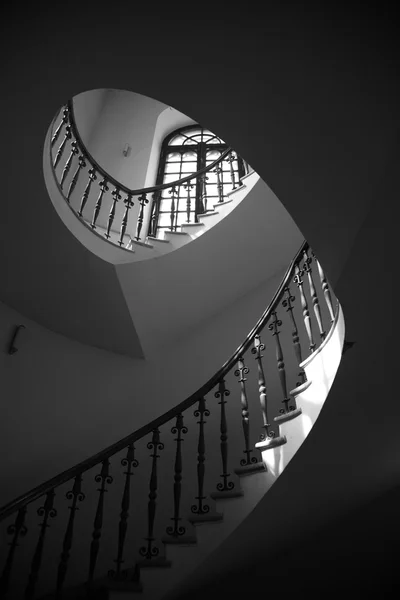 Escalera clásica redonda en el interior —  Fotos de Stock