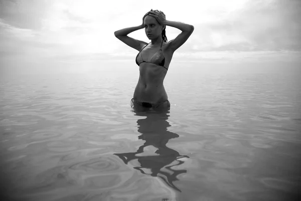Žena v moři — Stock fotografie