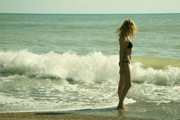 女孩与海洋 — 图库照片