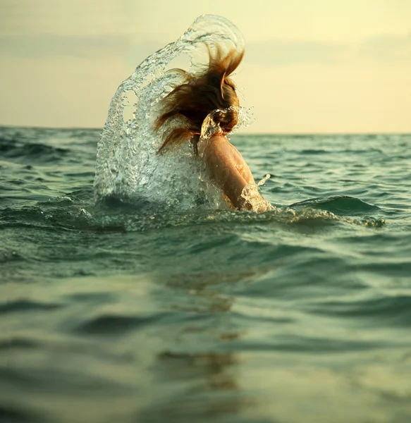 Girl in sea waves — Stock Photo, Image