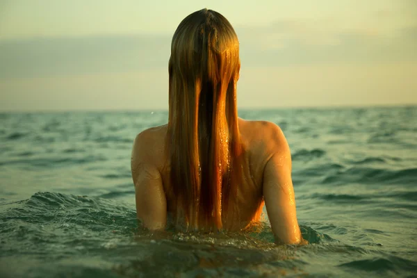 Dívka v mořských vln — Stock fotografie