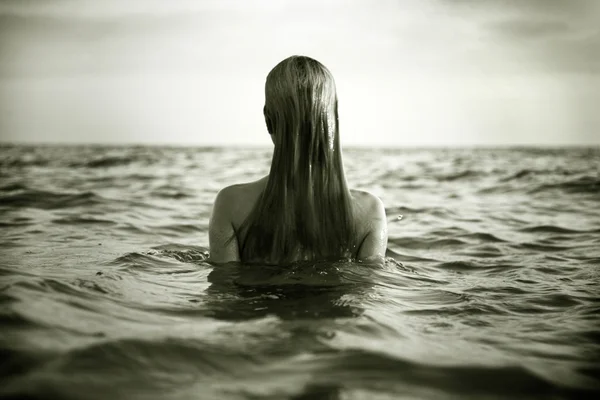 Chica en olas de mar —  Fotos de Stock