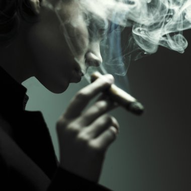 zarif sigara kadın