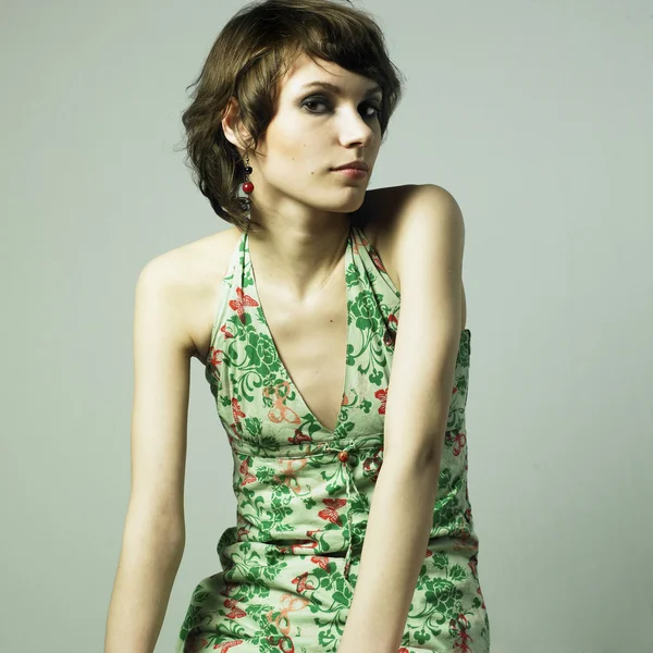 Krásná mladá žena v elegantní šaty — Stock fotografie