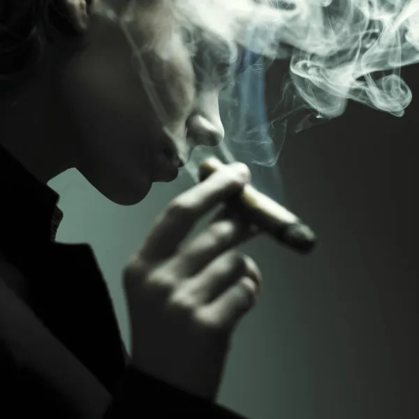 Elegáns nemdohányzó nő — Stock Fotó