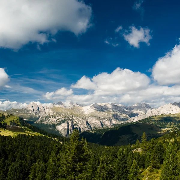 Aussichtsreiche Aussicht über die Dolomiten — Stockfoto