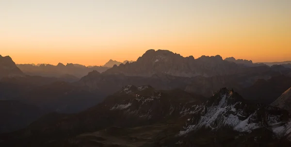 Pôr do sol sobre alpes de dolomite — Fotografia de Stock