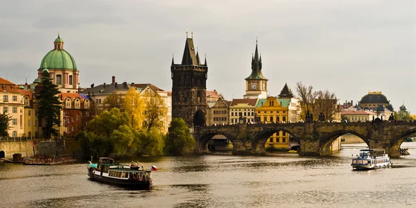 Řeka vltava a charles nevěsta v Praze — Stock fotografie