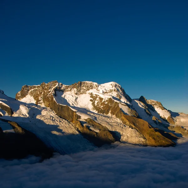 雲の上の breithorna — ストック写真