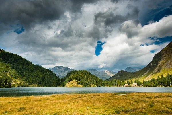 Horské jezero poblíž maloja — Stock fotografie