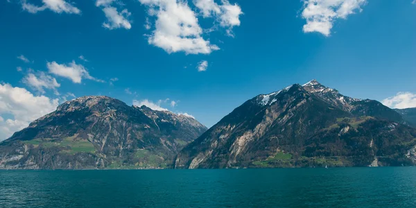 Montañas en el lago lucern — Foto de Stock