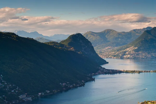 Monte San Salvatore e lago de Lugano — Fotografia de Stock