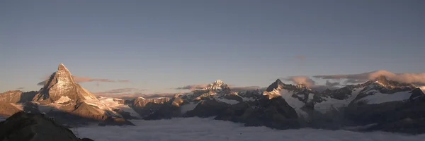 Panorámás kilátás nyílik a Matterhorn-hegyre — Stock Fotó