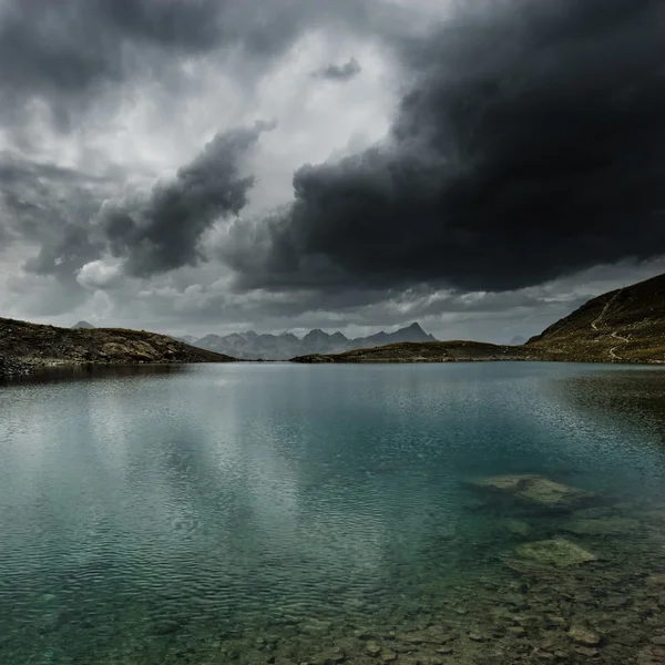 暴风雨中的湖泊 — 图库照片
