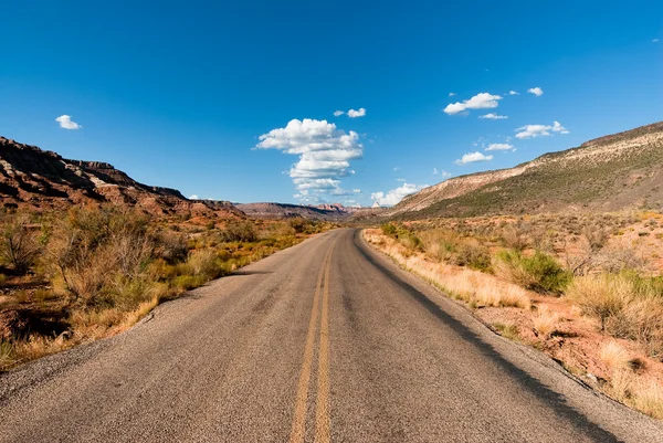 Highway through desert — Stock Photo, Image
