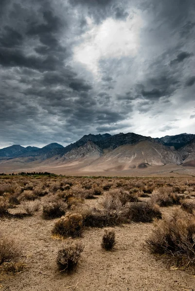 Donkere wolken in death valley — Stockfoto
