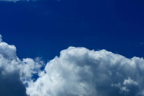 Céu azul dramático — Fotografia de Stock