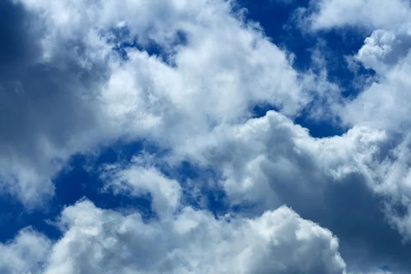 Céu azul dramático — Fotografia de Stock