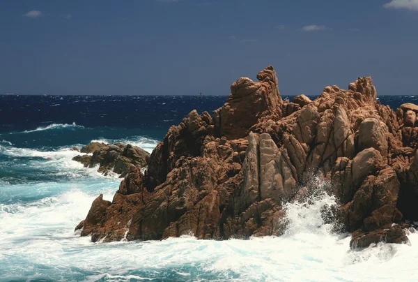 Rocas junto al mar pesado —  Fotos de Stock