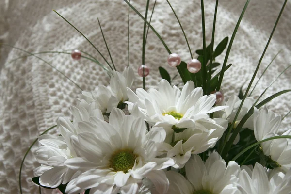 Białe kwiaty na poduszce — Zdjęcie stockowe