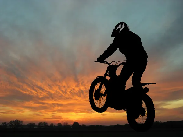 Motociclista ao pôr do sol — Fotografia de Stock