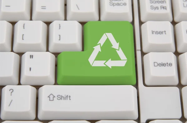 Klávesnice a zelená recyklace klíč — Stock fotografie