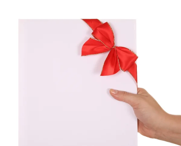 Cartão de papel com fita vermelha na mão mulher — Fotografia de Stock