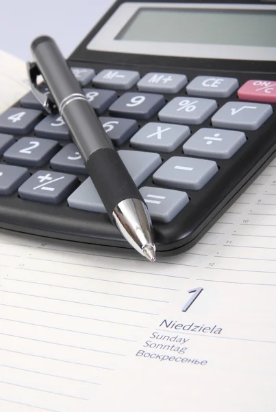 Калькулятор, ручка і календар — стокове фото