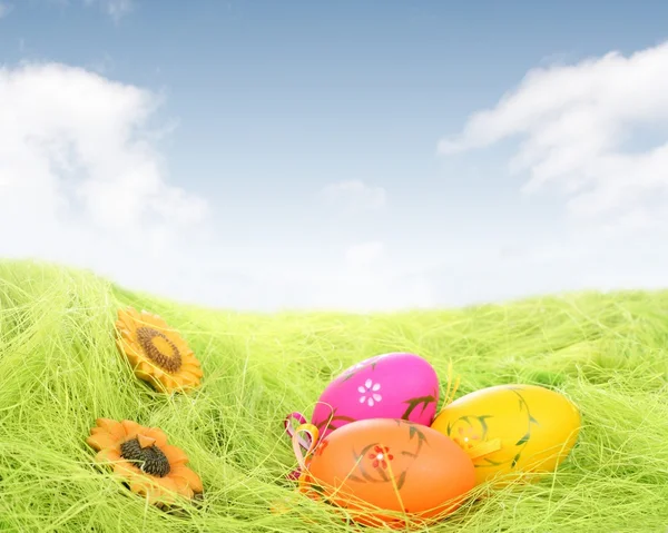 Пасхальные яйца на фоне неба — стоковое фото
