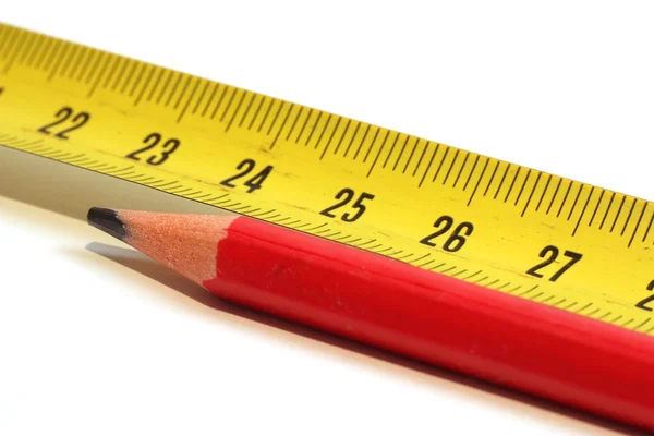 Вимірювальна стрічка та червоний маркувальний олівець — стокове фото
