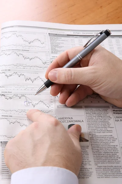 Finanzzeitung mit Stift — Stockfoto