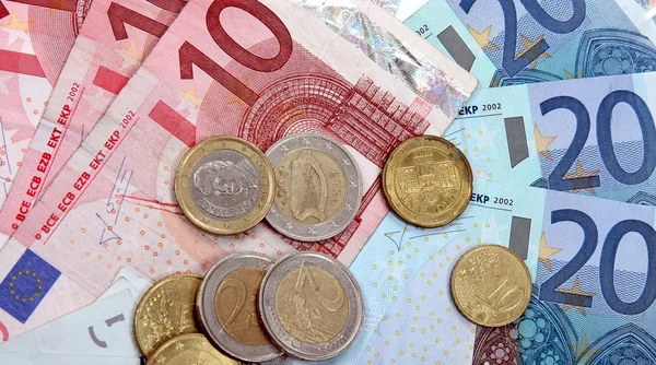 Billetes en euros con monedas — Foto de Stock