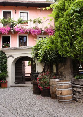 straat in de oude kleine Zwitserse stadsokakta küçük bir İsviçre kasabası