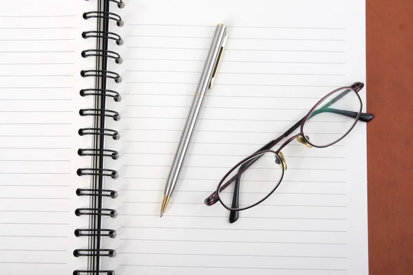 Bloco de notas, caneta e óculos — Fotografia de Stock