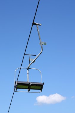 Ski lift üzerinde mavi sk