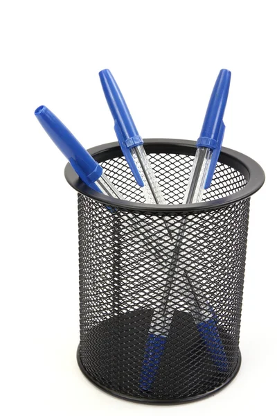 Klumpa ihop sig pekar pennor i en mugghållare — Stockfoto
