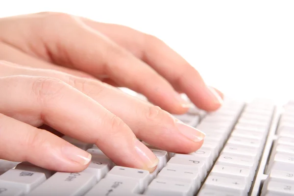 Handen typen op het toetsenbord — Stockfoto