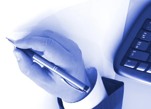 Mão com caneta, em tom azul — Fotografia de Stock
