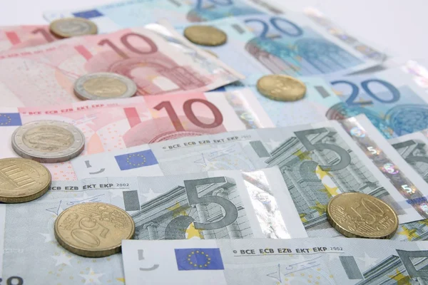 Euroérmék eurobankjegyekkel — Stock Fotó