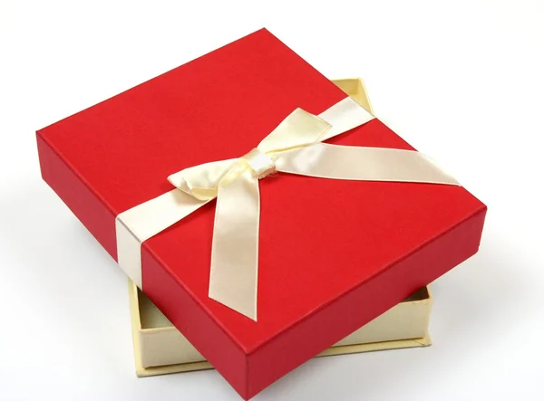 Открытый красный подарок с белым луком — стоковое фото