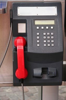 Kırmızı alıcı ile siyah telefon