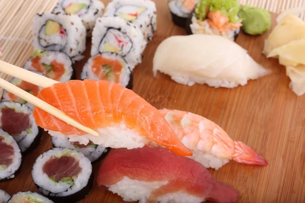 Comida japonesa tradicional, sushi e ch — Fotografia de Stock