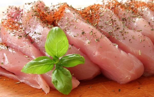 Fatias de carne de frango preparadas para cozinhar — Fotografia de Stock