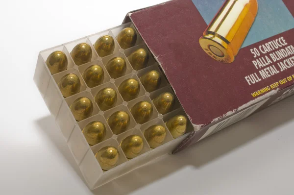 Open box of 9 mm pistol cartridges — Stock Photo, Image