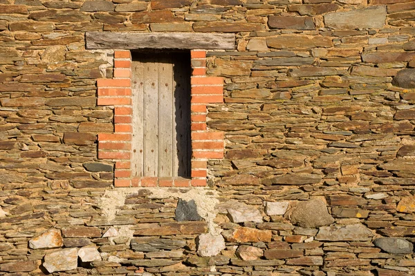 Pencereli eski duvar — Stok fotoğraf