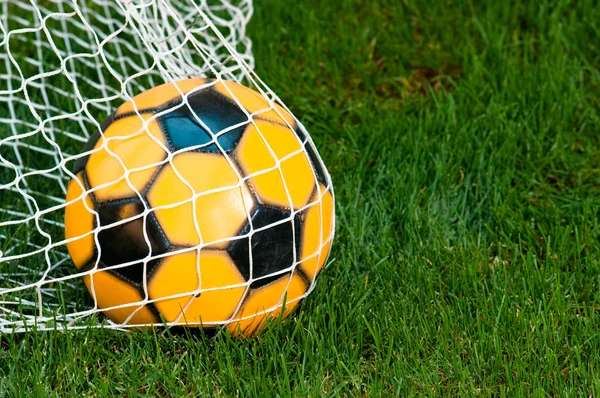 Bola de futebol na rede — Fotografia de Stock